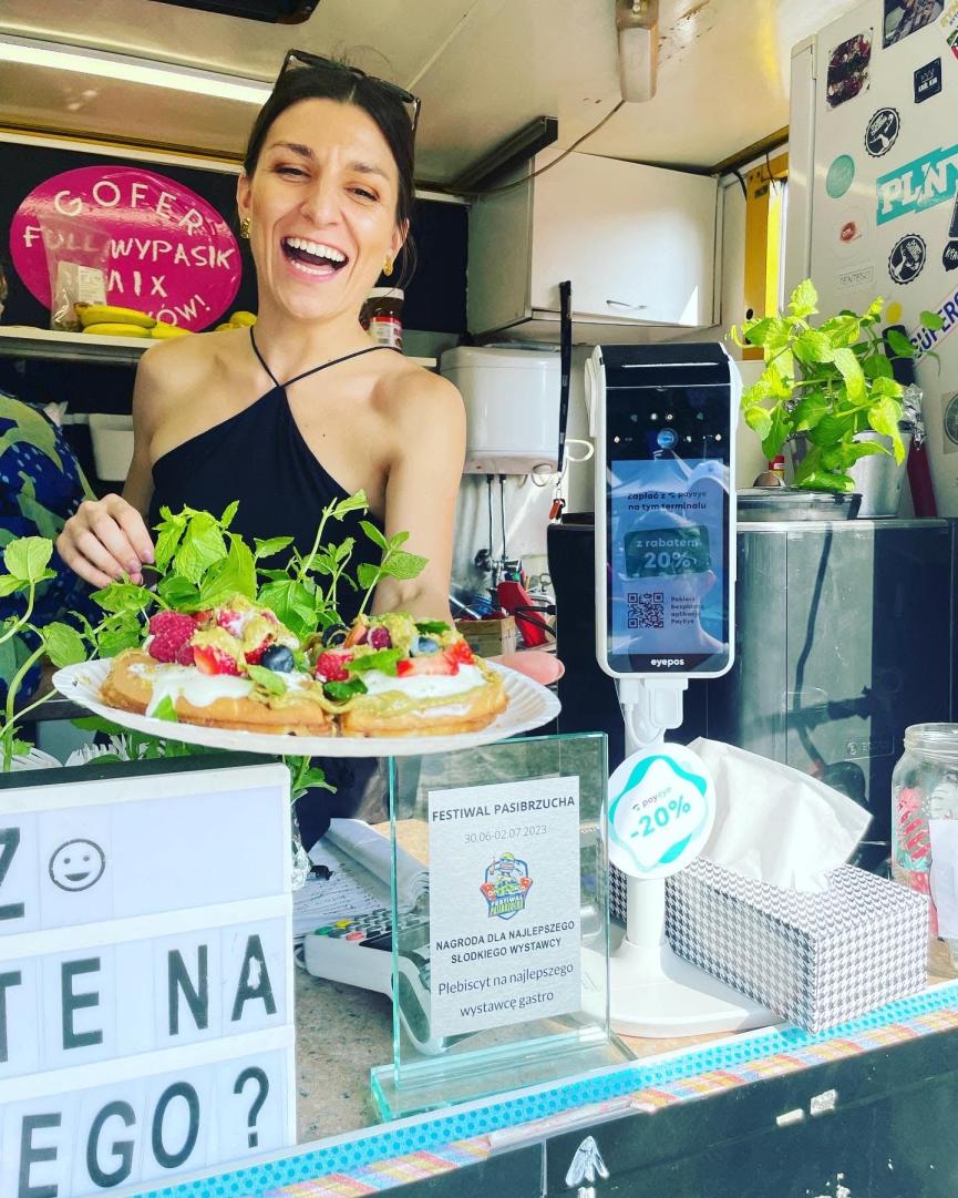 Sylwia serwująca gofry z food trucka TenTego